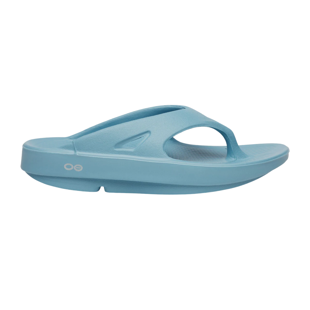 Blue sandal with 'oe' logo on a white background