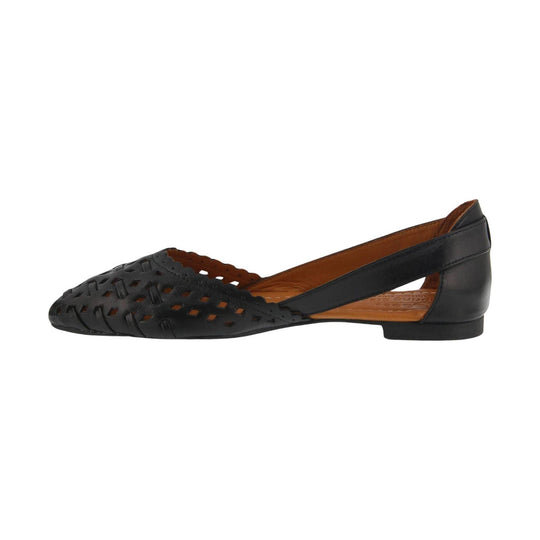 Black woven flat shoe with closed toe and slingback strap