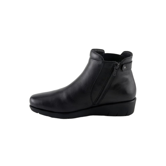Black leather ankle boot with side zipper and wedge sole