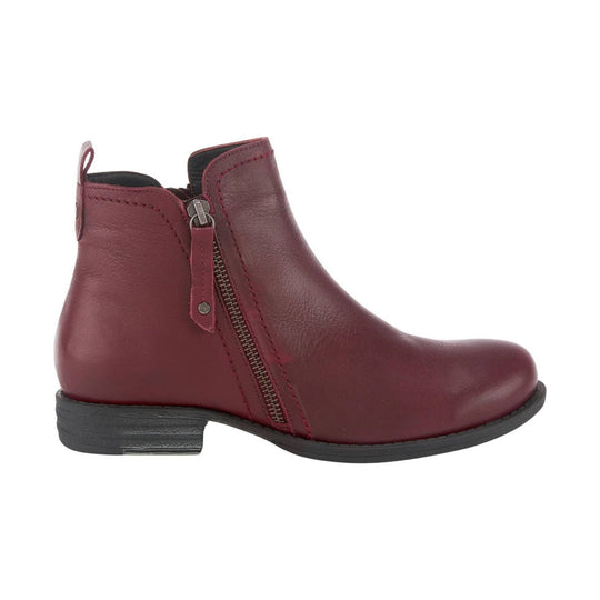 Bordeaux leather ankle boot with side zipper and low black heel
